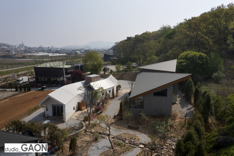 네 개의 날개를 가진 집